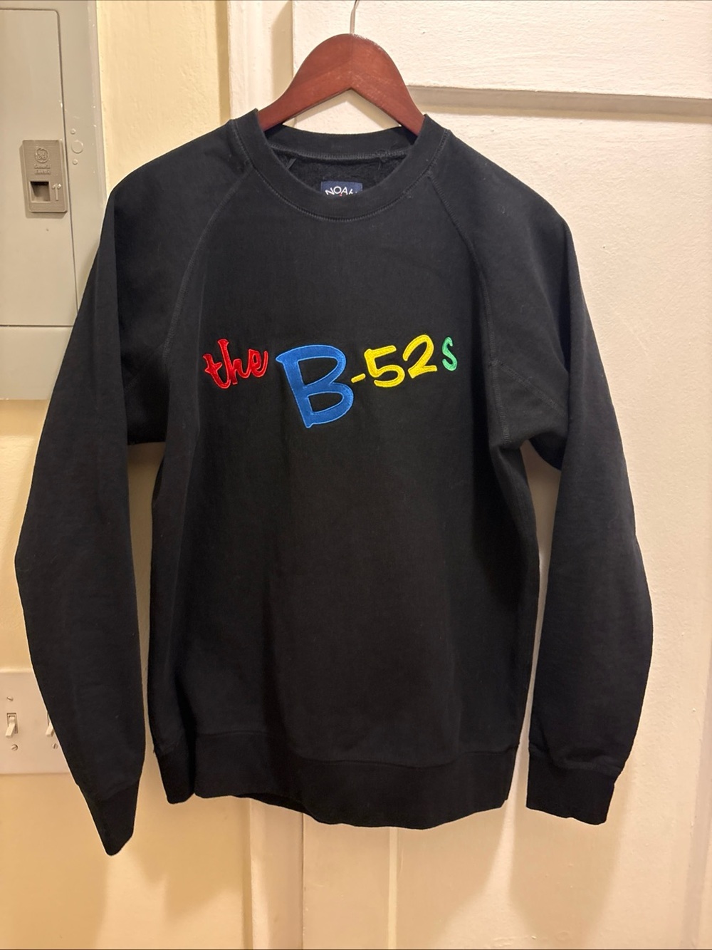 Men’s Noah NY Black 'The B-52s' Embroidered Logo Crewneck Sweater size Medium